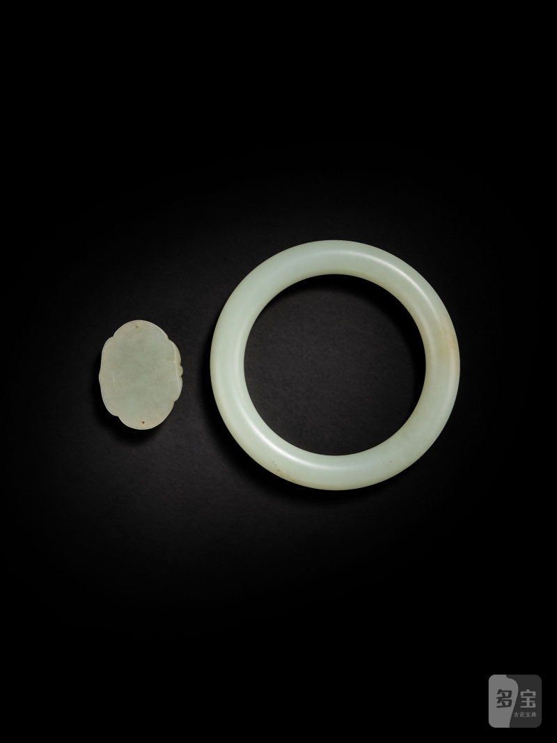 清　青白玉手鐲 及 玉團壽紋飾件 | A PALE GREEN JADE BANGLE AND A MINIATURE JADE 'SHOU MEDALLION' ORNAMENT - 图4